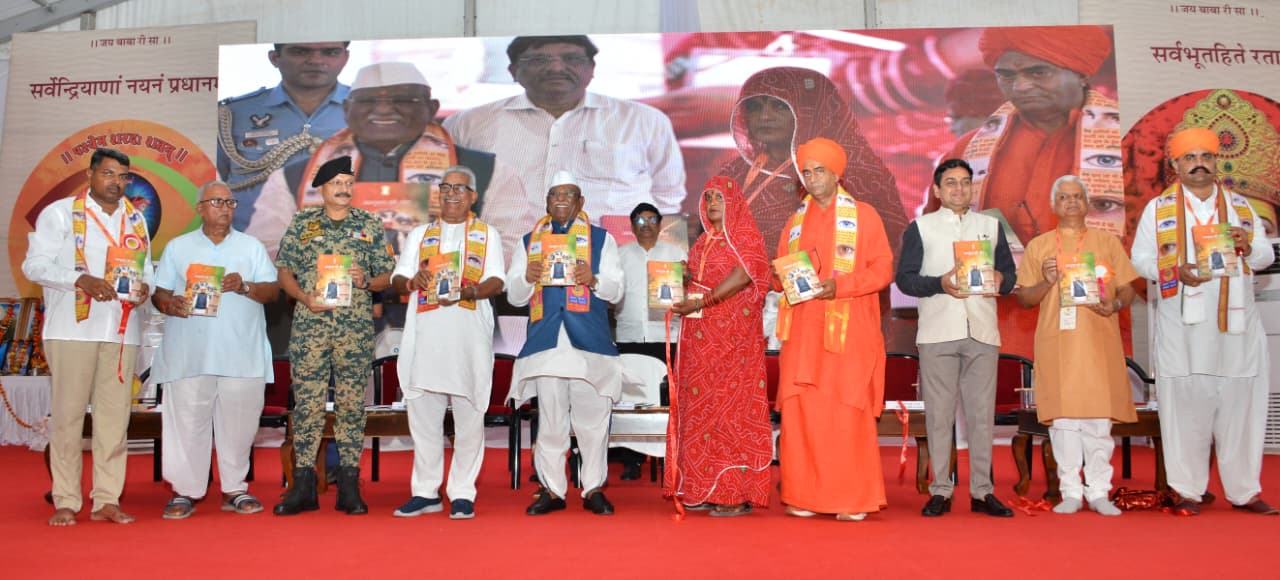 At the request of Hon'ble Governor , Mrs. Somti, a resident of Bhilon Ka Bas in Ramdevra, launched the book "Abhyuday Ki Ore", marking one year of his tenure
